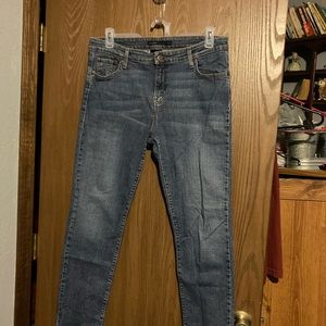 EUC LEVI'S MID RISE SKINNY